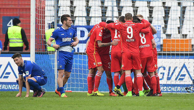 Das Spiel in Karlsruhe gewann Union Berlin mit 2:1. Das Spiel in Karlsruhe gewann Union Berlin mit 2:1.