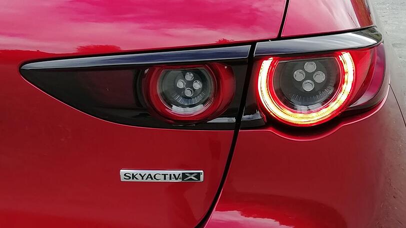 Die Typenbezeichnung mit X und die Mazda3-Rücklichter mit LED-Technik.