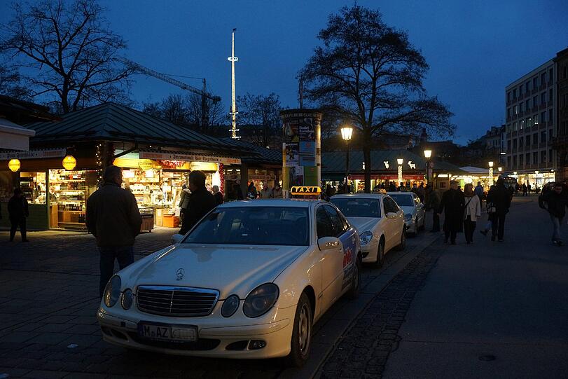 So hell leuchtet der Maibaum am Viktualienmarkt.