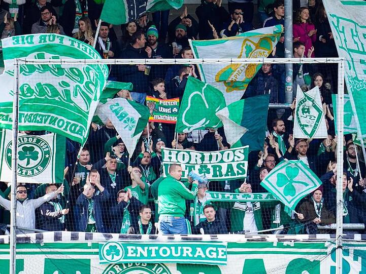 Fürther Fans schwenken ihre Fahnen. Foto: Uwe Anspach/dpa