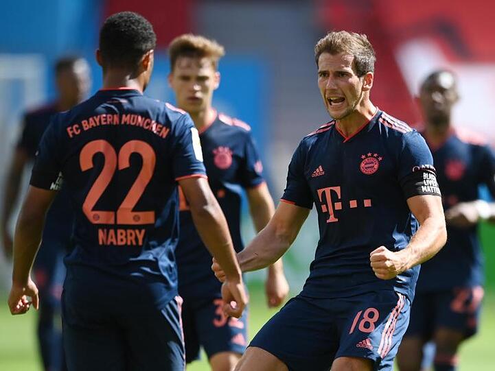 Leon Goretzka (r) wächst beim FC Bayern mehr und mehr in eine Leaderrolle hinein.