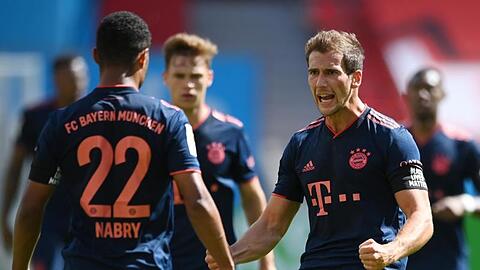 Leon Goretzka (r) wächst beim FC Bayern mehr und mehr in eine Leaderrolle hinein.