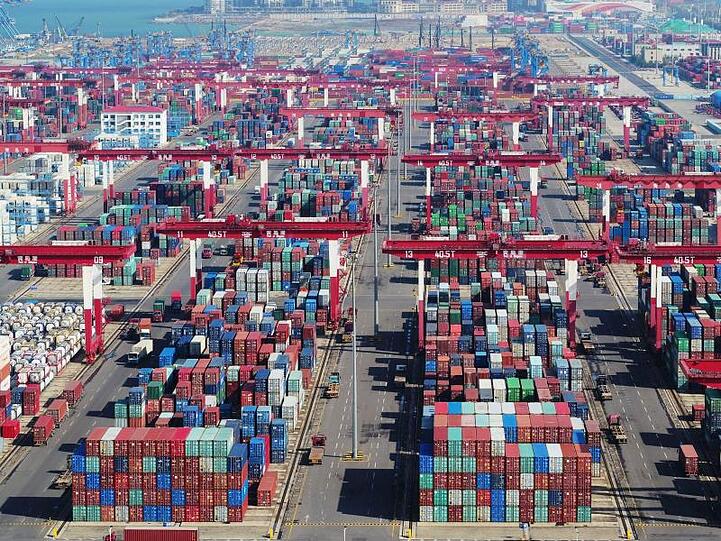 Containerterminal im Hafen von Qingdao. Die USA und China haben ihre Gespräche über eine Beendigung ihres Handelskrieges überraschend verlängert - Ausgang ungewiss.