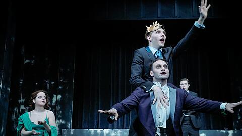 Célimène (Anne Stein), Acaste (Jakob Immervoll, oben) und Citandre (Jonathan Müller)