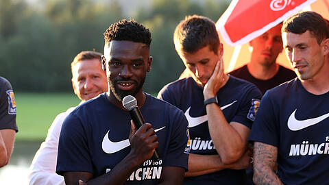 Joseph Boyamba beim Fanabend im Trainingslager am Mikrofron.
