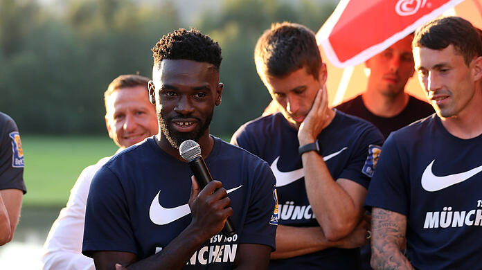Joseph Boyamba beim Fanabend im Trainingslager am Mikrofron.