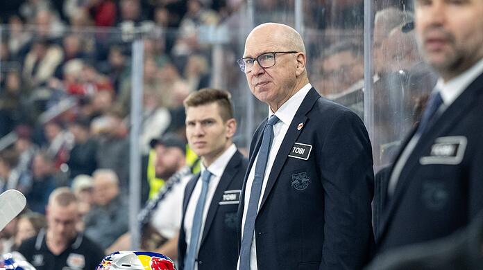 Trainer Don Jackson (vorne) mit seinem Assistenten und eigentlichen Stürmer Ben Smith an der EHC-Bande.