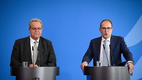 Die neuen Maßnahmen stellte Bundesinnenminister Alexander Dobrindt (CSU) gemeinsam mit Bundespolizeipräsident Dieter Romann vor.