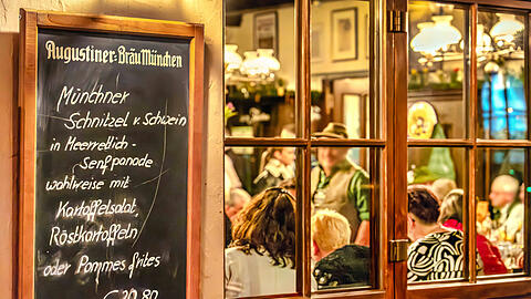 Einer Speisetafel vor einem M&uuml;nchner Wirtshaus. Ausw&auml;rts essen zu gehen, ist f&uuml;r viele Menschen eine Ausnahme geworden.
