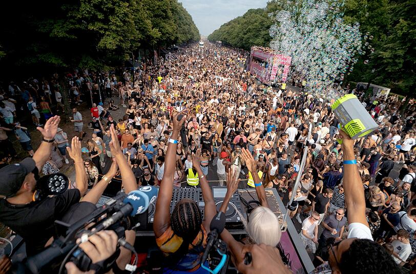 &Uuml;ber drei Jahre begleitet "Love is stronger" das Comeback der Idee - mit allen H&ouml;hen und Tiefen. Der 90-Min&uuml;ter thematisiert die Zeitlosigkeit von Lebenstr&auml;umen und wie sie sich &uuml;ber die Jahre ver&auml;ndern.