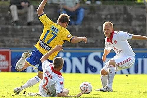 Die Club-Abwehr um Kapitän Andy Wolf (rechts) hielt gegen Teplice dicht. Trotz eines dicken Schnitzers von Timmy Simons.