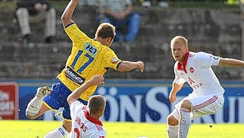 Die Club-Abwehr um Kapitän Andy Wolf (rechts) hielt gegen Teplice dicht. Trotz eines dicken Schnitzers von Timmy Simons. Die Club-Abwehr um Kapitän Andy Wolf (rechts) hielt gegen Teplice dicht. Trotz eines dicken Schnitzers von Timmy Simons.