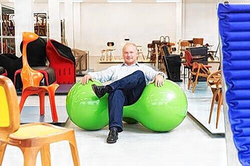 Liebt und sammelt Stühle nicht nur &ndash; er stellt sie auch her: Werner Löffler, Unternehmer aus Reichenschwand.