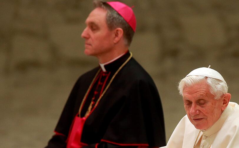 Sichtlich geschwächt zeigt sich Papst Benedikt XVI. in der Audienzhalle Paolo VI im Vatikan bei seiner voraussichtlich letzten Generalaudienz. Die Bilder.