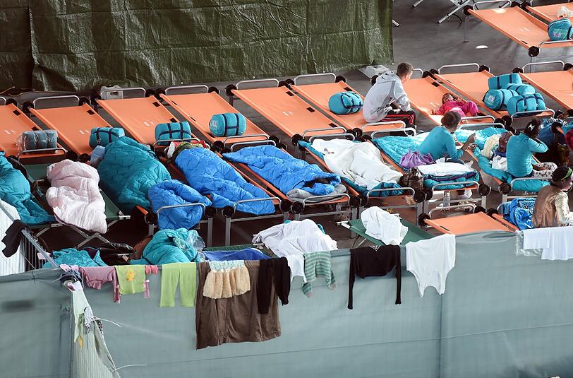 In der Landesfeuerwehrschule Baden-Württemberg ist eine Notunterkunft für Flüchtlinge eingerichtet worden, weil die Landeserstaufnahmestelle überfüllt ist.