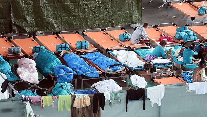 In der Landesfeuerwehrschule Baden-Württemberg ist eine Notunterkunft für Flüchtlinge eingerichtet worden, weil die Landeserstaufnahmestelle überfüllt ist. In der Landesfeuerwehrschule Baden-Württemberg ist eine Notunterkunft für Flüchtlinge eingerichtet worden, weil die Landeserstaufnahmestelle überfüllt ist.