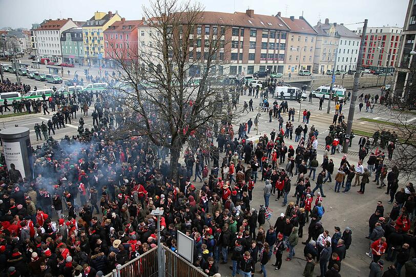 Bengalos, Chinaböller, Flaschenwürfe: FC Bayern II gegen TSV 1860 II: Die Bilder von Aufmarsch der Fans. 1000 Polizei-Beamte sind im Einsatz.