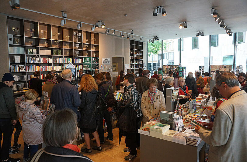 Interessierte Besucher in der Literaturhandlung von Rachel Salamander.