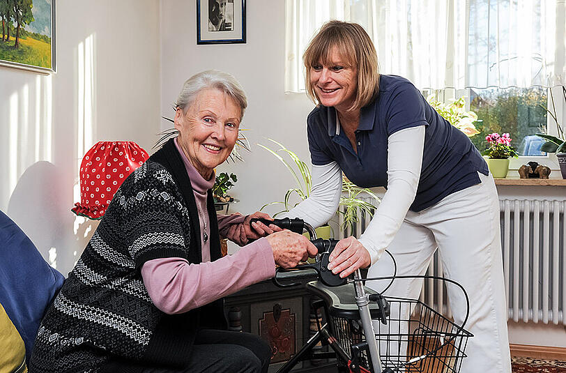 Mit einem Rollator, einer altengerechten Wohnung und netter Hilfe kann man auch im Alter noch lange daheim leben.