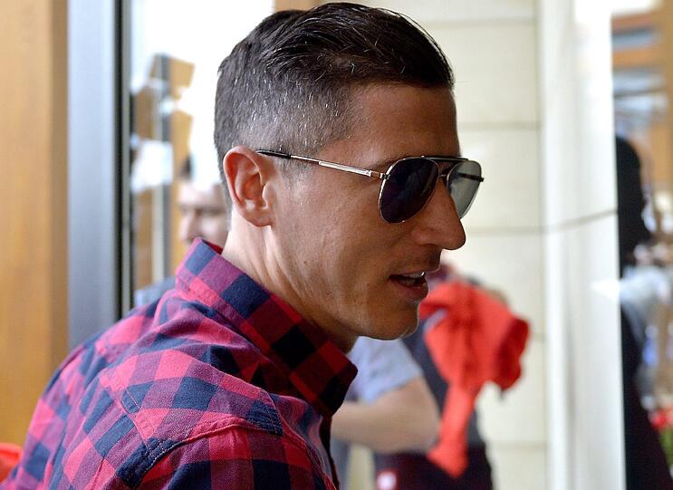 Der Torjäger ist da! Bayern-Profi Robert Lewandowski ist im EM-Trainingslager der polnischen Nationalelf angekommen. Die Bilder.