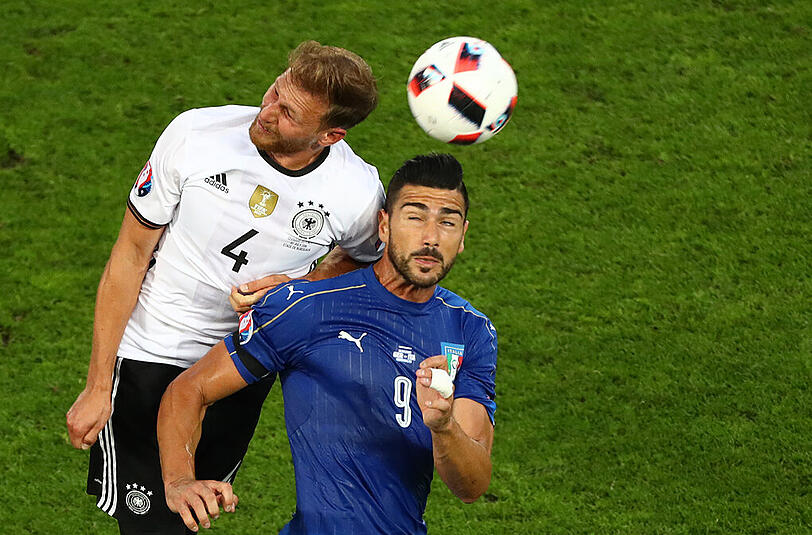 Benedikt Höwedes: Note 3. Defensiv-Allrounder, Allzweckwaffe, guter Zweikämpfer. Dankbarer, loyaler zuverlässiger (Innen-)Verteidiger &ndash; für Löw &bdquo;nice to have&ldquo;.