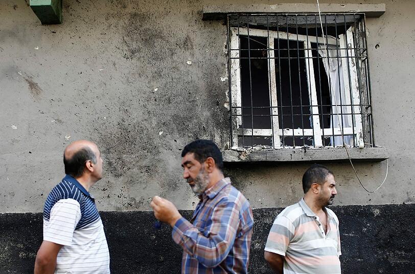 Schock in in der Großstadt Gaziantep: Ein Selbstmordattentäter stürmte eine Hochzeitsfeier - Angehörige trauern um die Toten.