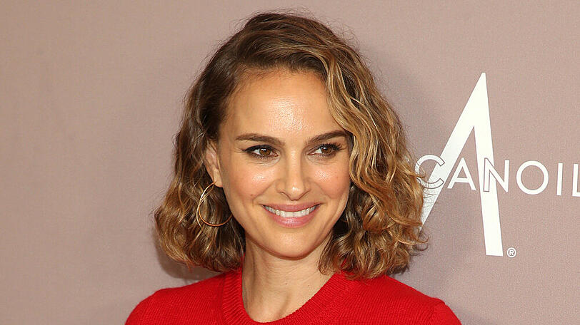 Natalie Portman strahlt mit lockiger Bob-Mähne