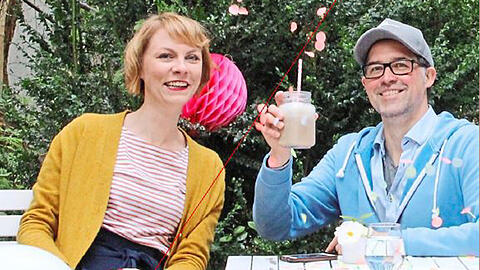 Ein Prosit aufs Spielen: René Götz und Anne Taylor haben das Nachbarschaftsprojekt entwickelt.