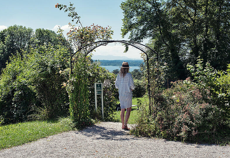 Vom parkähnlichen Garten des Schlossguts bieten sich weite Ausblicke ins Voralpenland und auf den Starnberger See