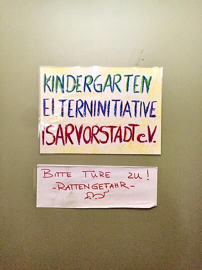 Das Schild weist auf die Ratten im Haus hin.