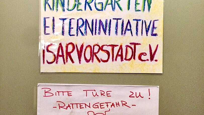 Das Schild weist auf die Ratten im Haus hin. Das Schild weist auf die Ratten im Haus hin.