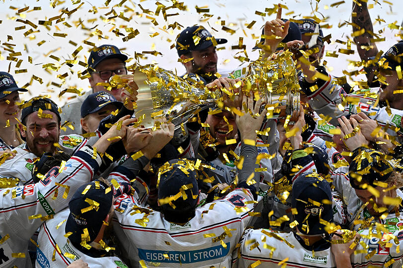 Lametta-Regen für den verdienten Meister! Die Eisbären holen sich im Finale gegen München den neunten Titel der Klubgeschichte.