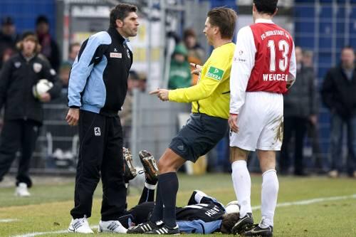 Wenn Uwe Wolf in Rage gerät, kann sein Charme umwerfend sein. Hier erwischt es gerade Schiedsrichter Thorsten Kinhöfer.
