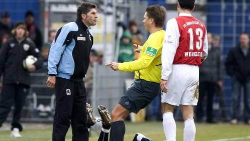 Wenn Uwe Wolf in Rage gerät, kann sein Charme umwerfend sein. Hier erwischt es gerade Schiedsrichter Thorsten Kinhöfer. Wenn Uwe Wolf in Rage gerät, kann sein Charme umwerfend sein. Hier erwischt es gerade Schiedsrichter Thorsten Kinhöfer.