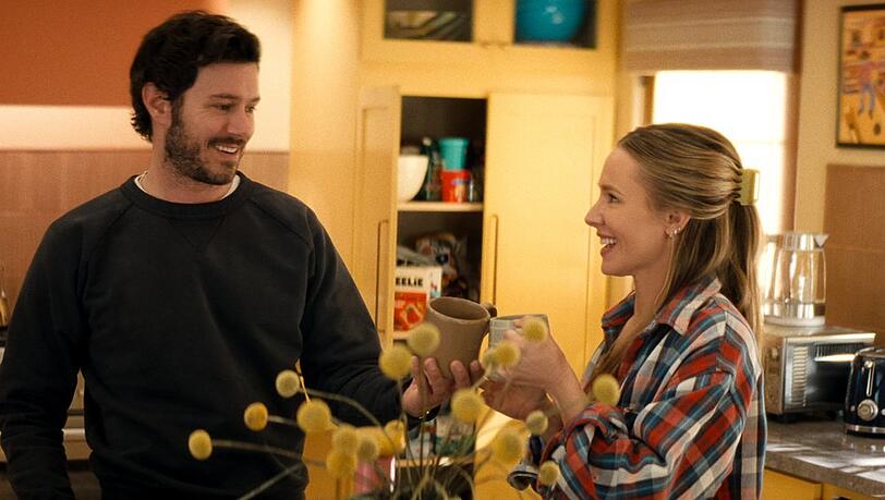 Adam Brody und Kristen Bell in "Nobody Wants This". Adam Brody und Kristen Bell in "Nobody Wants This".