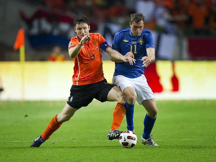 Hollands van Bommel im Zweikampf mit dem Schweden Johan Elmander.