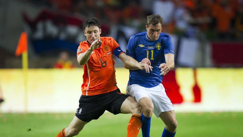 Hollands van Bommel im Zweikampf mit dem Schweden Johan Elmander. Hollands van Bommel im Zweikampf mit dem Schweden Johan Elmander.