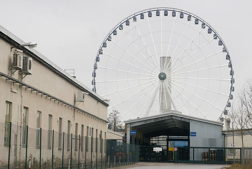 Gigantisch: Dieses Gefährt lässt das Wiesn-Riesenrad winzig aussehen.