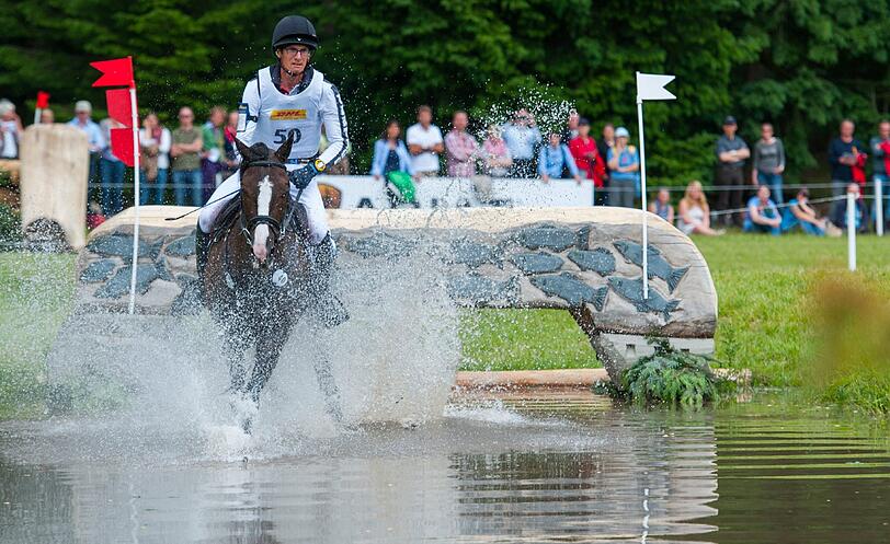 Der deutsche Vielseitigkeitsreiter Benjamin Winter springt am 14.06.2014 in Luhmühlen (Niedersachsen) mit seinem Pferd Ispo in der Vier-Sterne-Gelände Prüfung über ein Hindernis. Der Dortmunder starb am Samstag nach einem Sturz beim Geländeritt in Luhmühlen. Winter sei seinen Kopfverletzungen erlegen, teilten die Veranstalter mit. Foto: Philipp Schulze/dpa