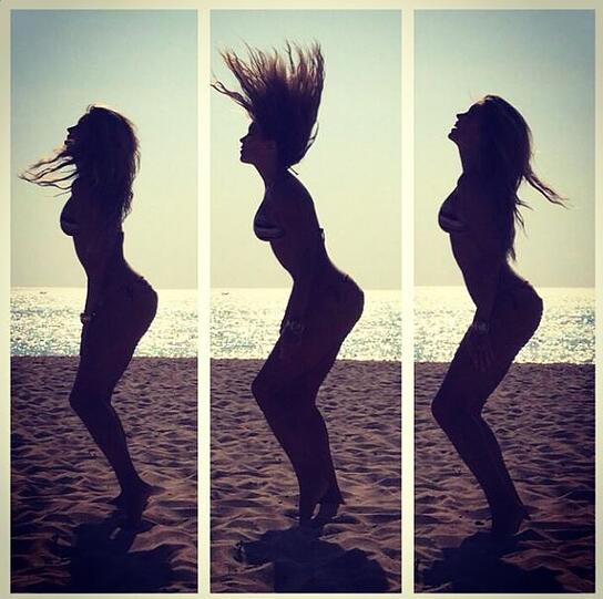 Sexy Posen am Strand: Sylvie Meis