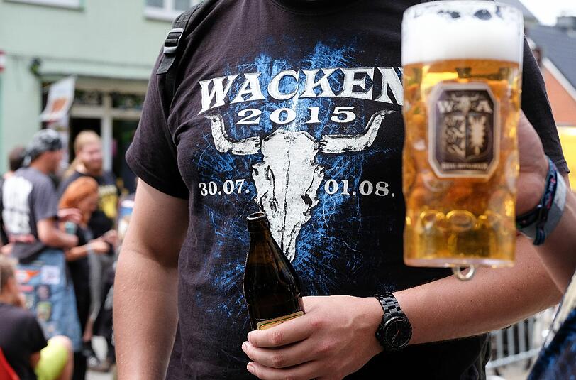 So ein Dreck! Das Wacken Open Air 2015 wird wohl ein schlammiges Unterfangen werden. Am Donnerstag geht's offiziell los, die ersten Metalfans sind schon da. Die Bilder aus Wacken.