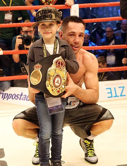 Felix Sturm feiert mit seinem Sohn Mahir den Gewinn des Weltmeistertitels der WBA im Supermittelgewicht.