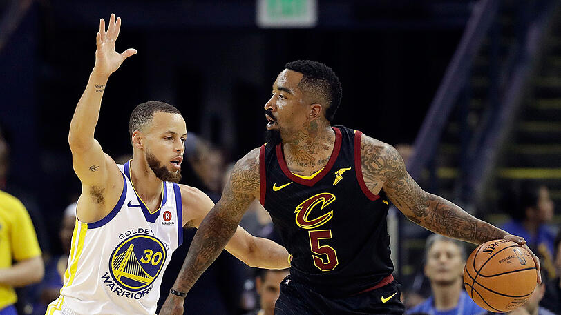 Statt den entscheidenden Korb zu machen, dribbelte Clevelands J.R. Smith (r.) wenige Sekunden vor dem Spielende zur Mittellinie zurück.