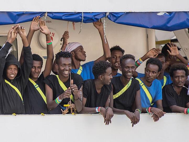 Die "Aquarius" hatte mit 141 aus Seenot geretteten Menschen an Bord fünf Tage auf hoher See warten müssen, bevor Malta sich bereit erklärte, es anlanden zu lassen.