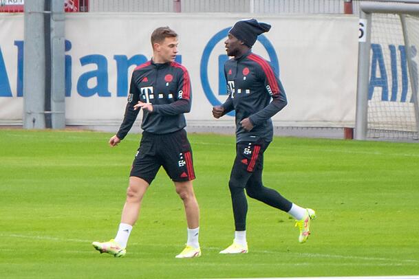 Davies (r.) und Kimmich am Mittwoch im Training des FC Bayern. Davies (r.) und Kimmich am Mittwoch im Training des FC Bayern.
