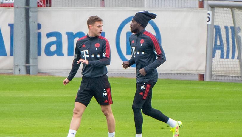 Davies (r.) und Kimmich am Mittwoch im Training des FC Bayern. Davies (r.) und Kimmich am Mittwoch im Training des FC Bayern.
