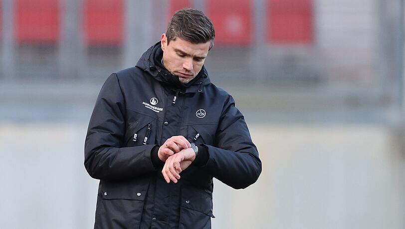Der Nürnberger Trainer Robert Klauß schaut auf die Uhr.