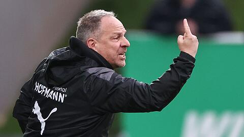 Der Fürther Trainer Alexander Zorniger gestikuliert am Spielfelrand.