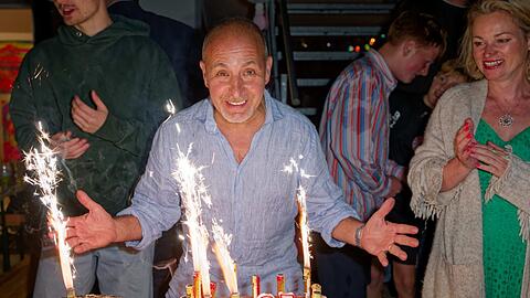 Wunderkerzen und Torte: Erdogan Atalay feiert daheim in seinen 58. Geburtstag rein. Wunderkerzen und Torte: Erdogan Atalay feiert daheim in seinen 58. Geburtstag rein.