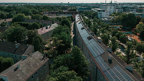 Klimaquartier Ramersdorf: ein Projekt der Münchner Wohnen GmbH, die unter anderem mit der Büschl-Gruppe kooperiert. Vielen Münchnern ist Büschl ein geläufiger Name, weil er bekanntlich die Großmarkthalle sowie Türme an der Paketposthalle bauen wollte.